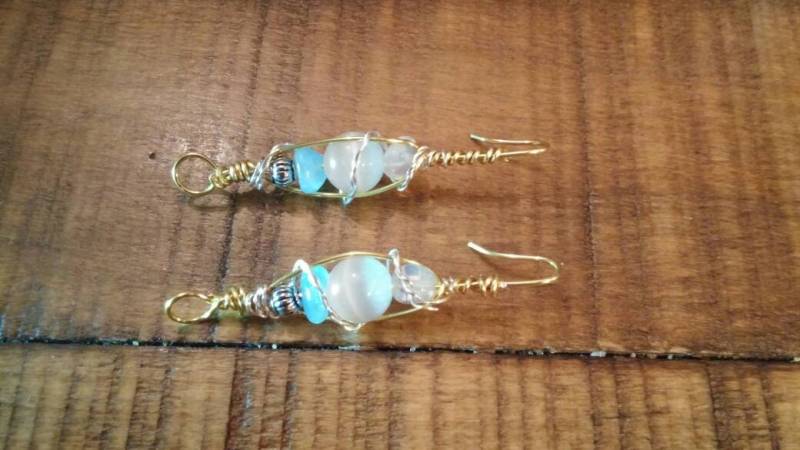 Blauer Opal, Aquamarin Und Weiße Katzen Augensteine in Gold Silber Ohrringe von mistyrainbowdesign