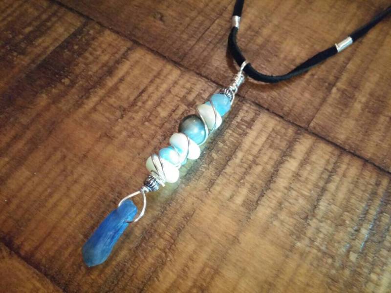 Kyanit Blau Tigerauge, Aquamarin Und Perlmutt-Edelstein-Anhänger von mistyrainbowdesign