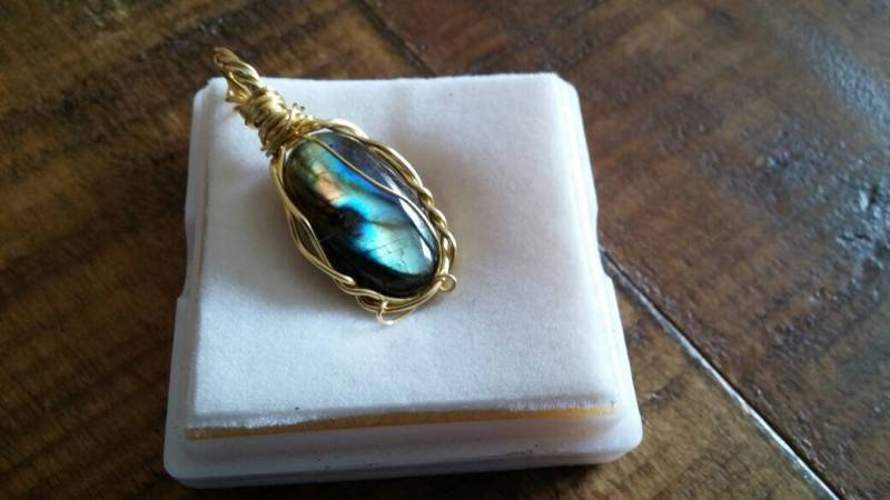 Mehrfarbige Labradorit Und Gold-Anhänger Mit Schwarzem Lederband von mistyrainbowdesign