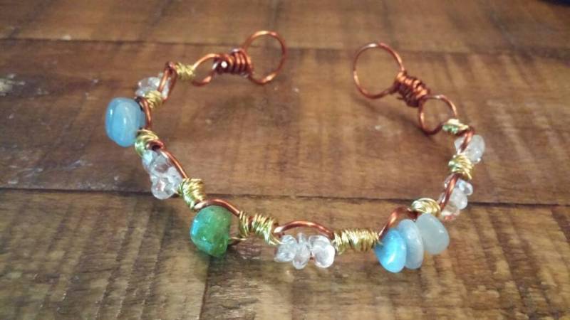 Peridot, Aquamarin Und Bergkristall Kupfer Gold-Armband von mistyrainbowdesign