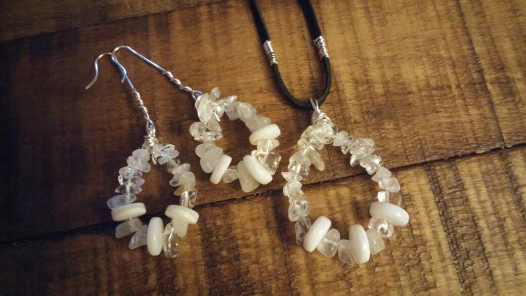 Schimmernde Perlmutt - Und Quarzkristall-Creolen -Ohrringe von mistyrainbowdesign