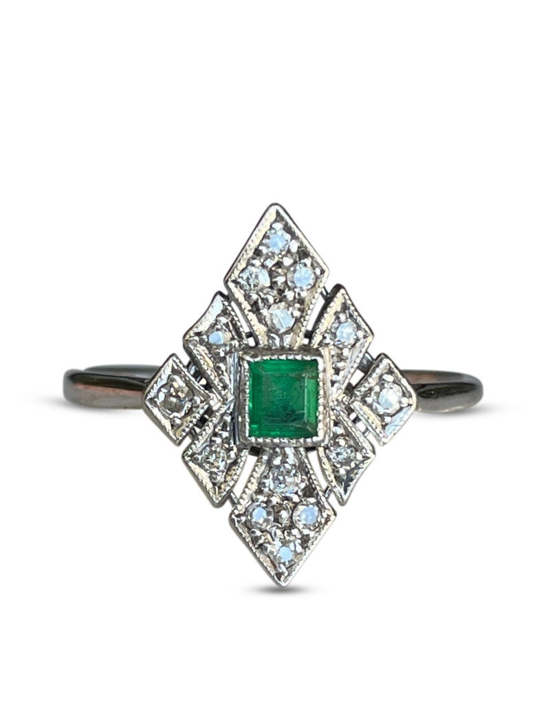 Ein Art Deco Diamant Und Smaragd Marquise Ring von mitaineshop