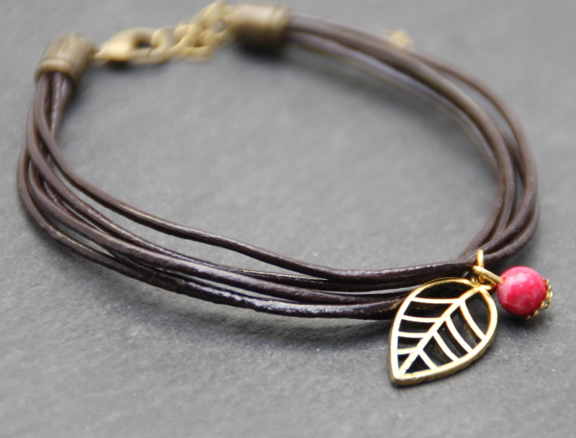 Armband "Blatttraum" Echtes Lederarmband Braun Leder Blatt Leaf Anhänger Perle von mitherzundpapier