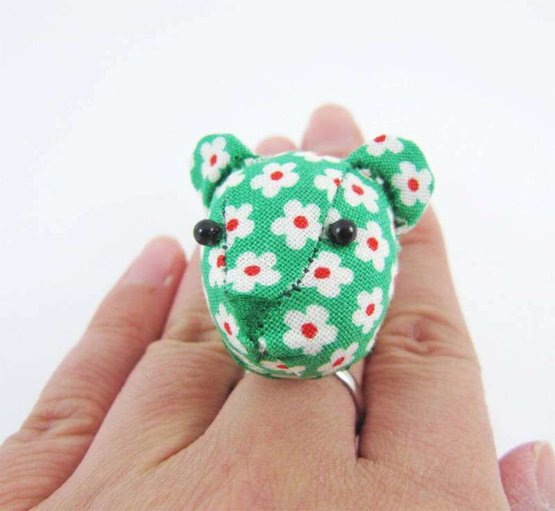 Made-To-Order | 1 - 2 Wochen Bär Verstellbar Ring-Retro Floral Auf Grün Made-To-Order | 1 - 2 Wochen Bär Verstellbar Ring-Retro Floral Auf Grün von miwary