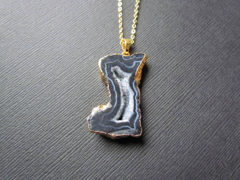 Achat-Scheibe - Schwarzer Achat Scheibe Anhänger Geode Halskette von mizzoktober
