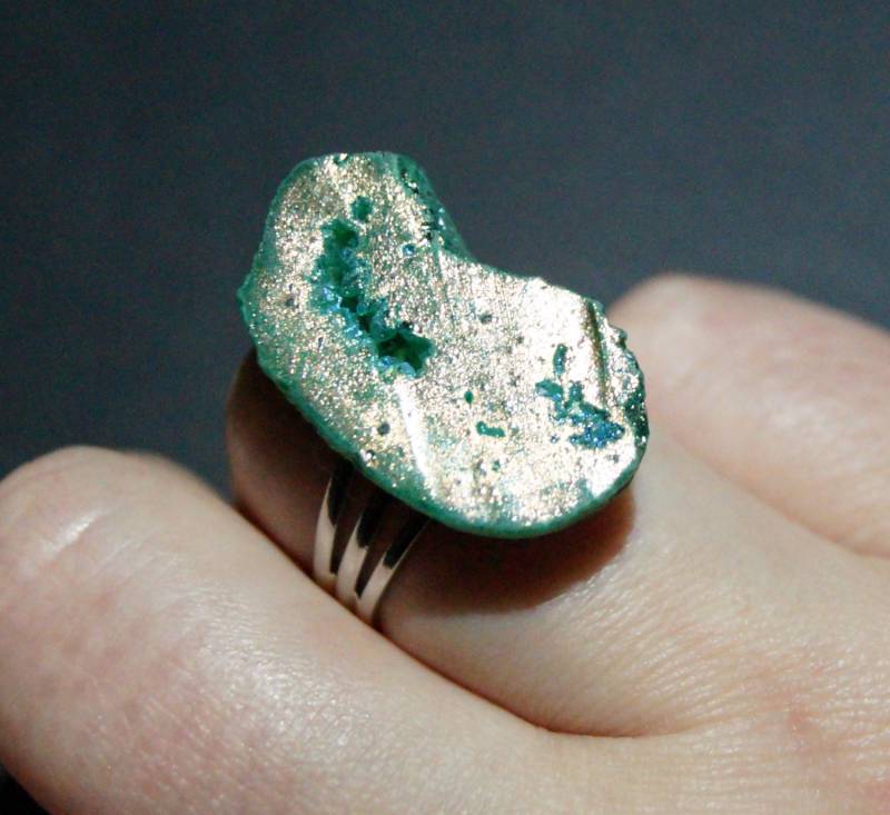 Grün Und Gold Achat Scheibe Ring - Druzy Schmuck Verstellbare Titan Regenbogen Prickelnde Womans Ring von mizzoktober