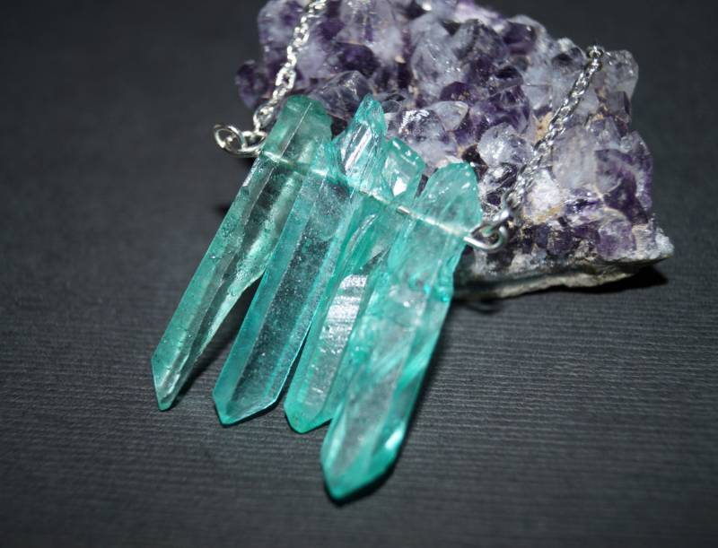 Grüne Quarz Halskette - Smaragd Grün Quarz-Punkt-Anhänger Handgefertigte Kristall Schmuck von mizzoktober