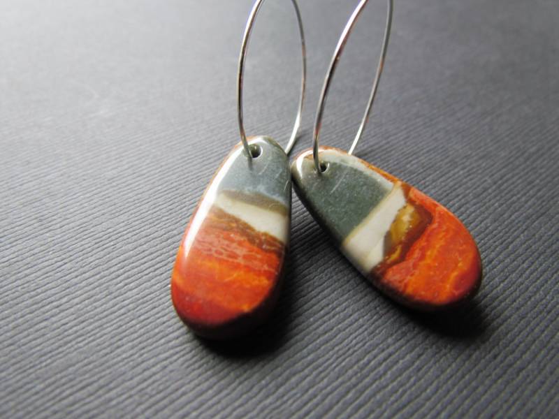 Jaspis - Schöne Rot Grün Oval Hoop Ohrringe Edelstein-Schmuck von mizzoktober