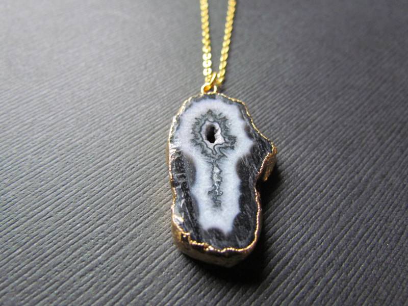 Schwarzer Achat Scheibe - Schwarzer Anhänger Halskette Geode-Scheibe-Halskette von mizzoktober