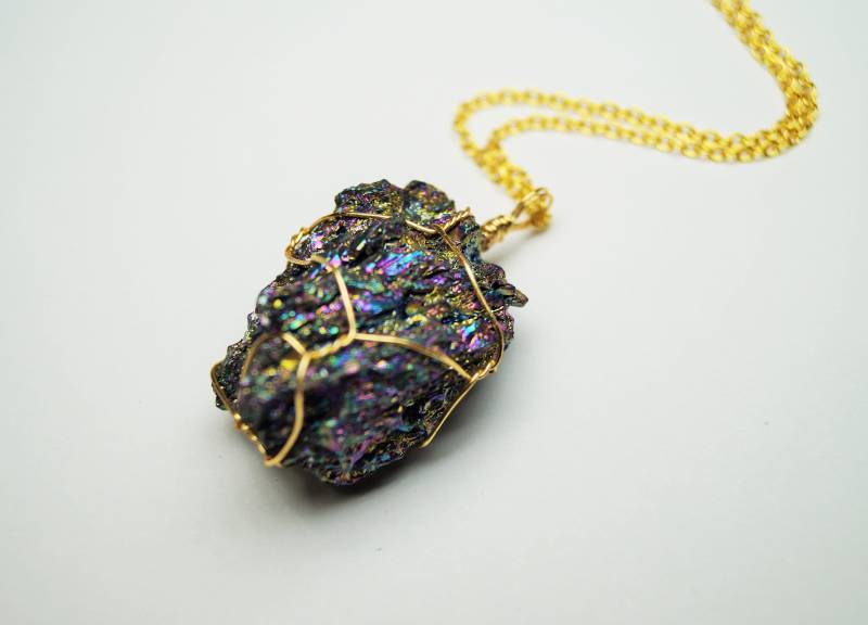 Silizium-Karbid Halskette - Draht Umwickelt Gold Regenbogen-Mineral-Anhänger von mizzoktober