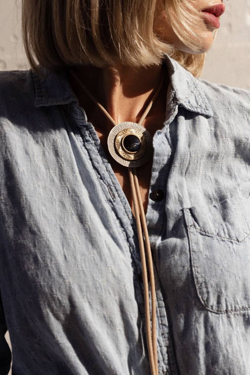 Bolo-Tie-Halskette Mit Medaillon Aus Metall Und Schwarzem Onyx von mjmossdesigns