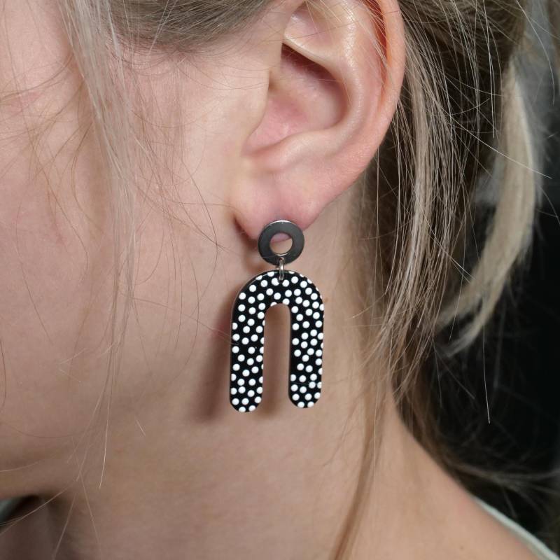 statement Bogen Ohrringe in Schwarz-Weiß Gepunktet Aus Acryl - Ohrstecker Edelstahl Hängender Ohrschmuck von mkkreativschmuck
