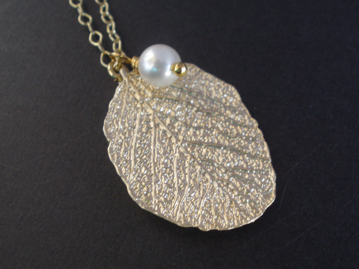 Blatt Halskette, Gold Anhänger, Echtes Blatt, Weiße Perle Brautjungfer Geschenke Blatt Halskette, Gold Anhänger, Echtes Blatt, Weiße Perle Brautjungfer Geschenke von mlejewelry