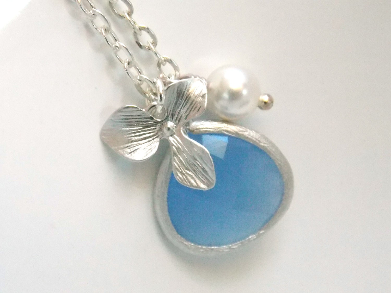 Blaue Halskette, Glas Staubige Blau, Silber, Perlenkette, Silber Orchidee Blume, Brautjungfer Geschenk, Mama Blaue Halskette, Glas Staubige Blau, Silber, Perlenkette, Silber Orchidee Blume, Brautjungfer Geschenk, Mama von mlejewelry