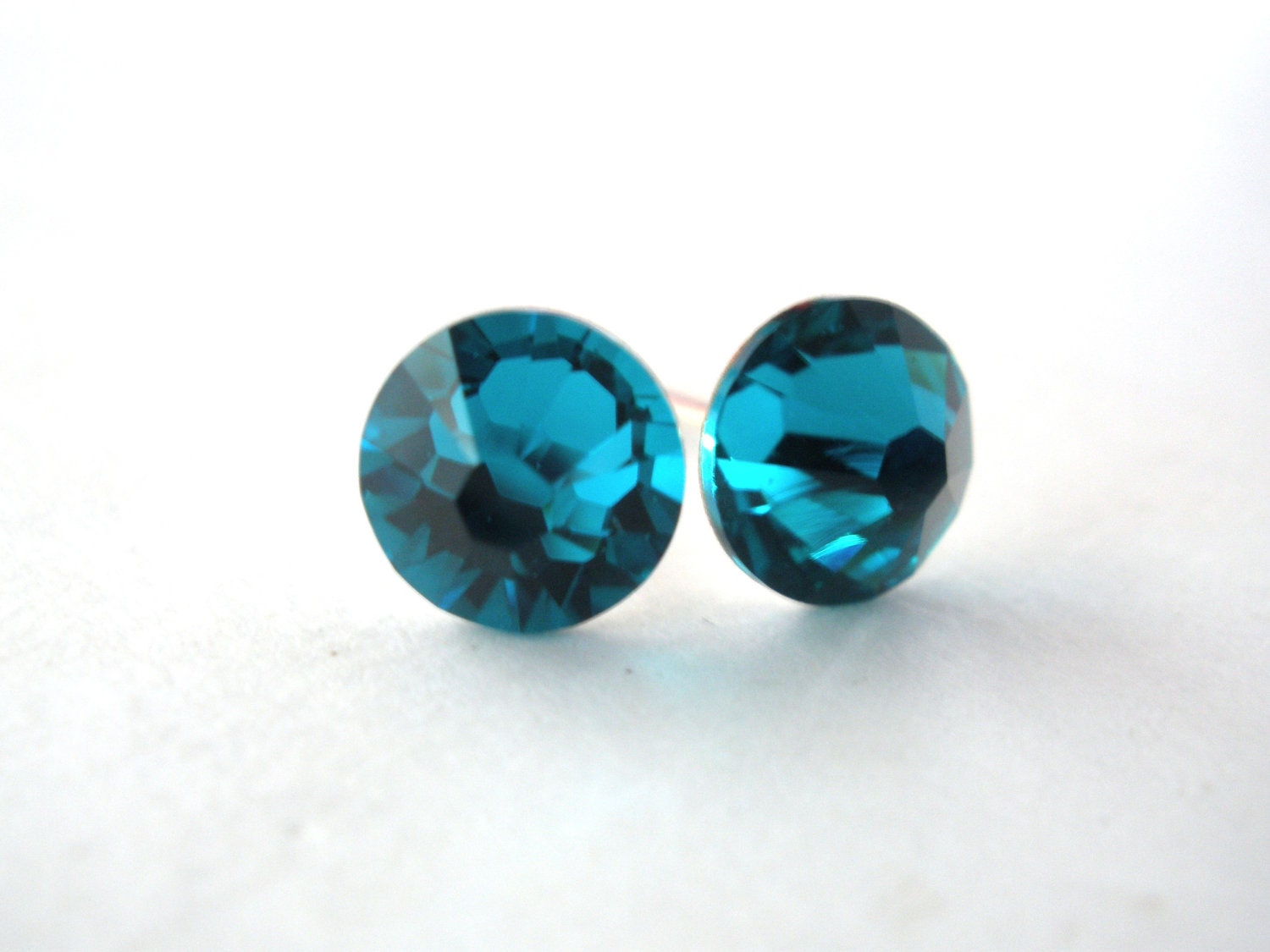 Blaue Kristall Ohrstecker, Blaue Ohrringe, Swarovski-Kristall, Blau Zirkon, Aqua Blau, Petrol Brautjungfer Geschenke Blaue Kristall Ohrstecker, Blaue Ohrringe, Swarovski-Kristall, Blau Zirkon, Aqua Blau, Petrol Brautjungfer Geschenke von mlejewelry