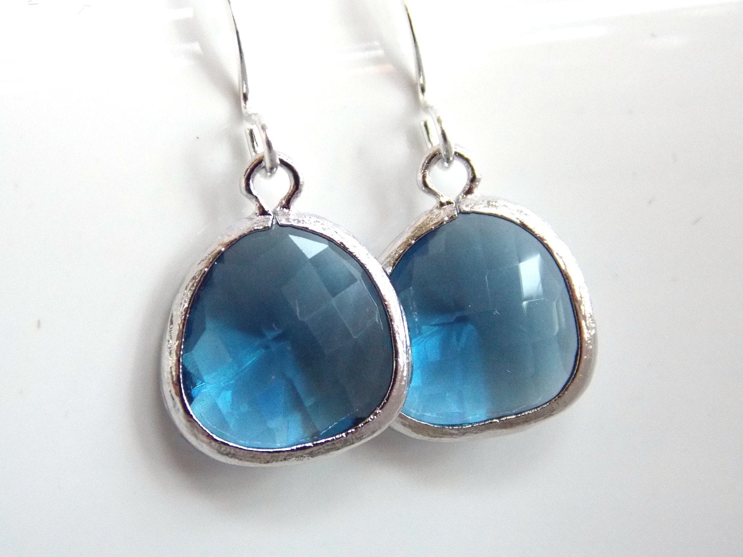 Blaue Ohrringe, Marineblau, Dunkelblau, Silber Zierlich, Glas, Brautjungfer Schmuck, Geschenke, Glas Blaue Ohrringe, Marineblau, Dunkelblau, Silber Zierlich, Glas, Brautjungfer Schmuck, Geschenke, Glas von mlejewelry
