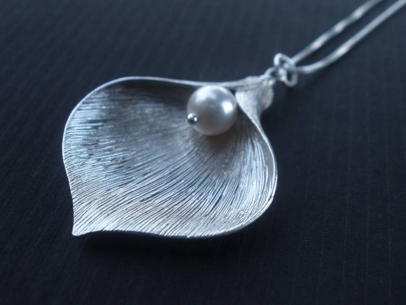 Calla Lilie Blume Halskette, Swarovski Perle, Sterling Silber Anhänger, Silber, Brautjungfer Geschenk, Halskette Calla Lilie Blume Halskette, Swarovski Perle, Sterling Silber Anhänger, Silber, Brautjungfer Geschenk, Halskette von mlejewelry