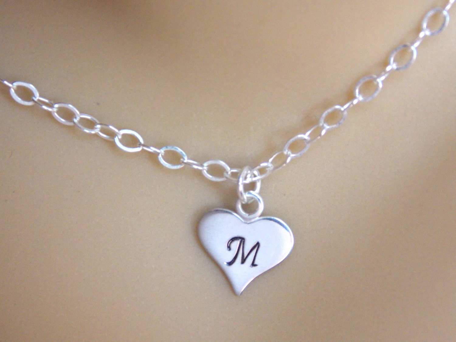 Erste Herz Halskette, Personalisierte Sterling Silber, Baby-Dusche, Herz-Anhänger, Erste Von Hand Gestempelt, Mama Geschenk Erste Herz Halskette, Personalisierte Sterling Silber, Baby-Dusche, Herz-Anhänger, Erste Von Hand Gestempelt, Mama Geschenk von mlejewelry