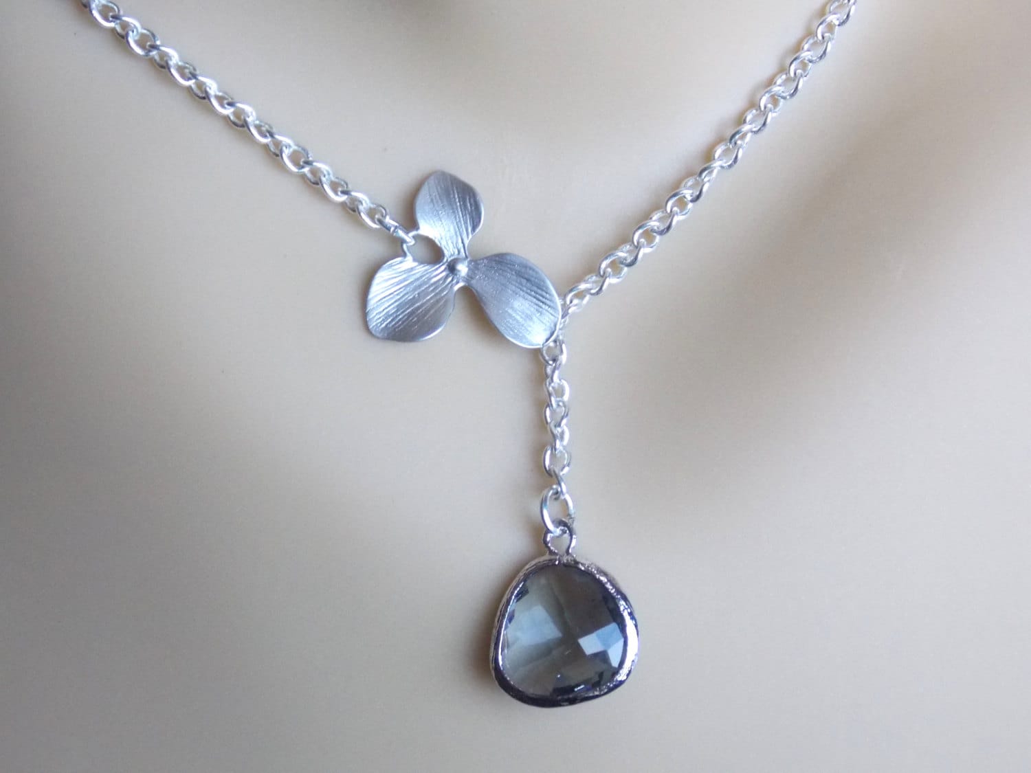 Freund Geschenk, Grau Lariat Halskette, Graue Zinn, Glas, Orchidee Blume, Brautjungfer Schmuck, Geschenk Freund Geschenk, Grau Lariat Halskette, Graue Zinn, Glas, Orchidee Blume, Brautjungfer Schmuck, Geschenk von mlejewelry