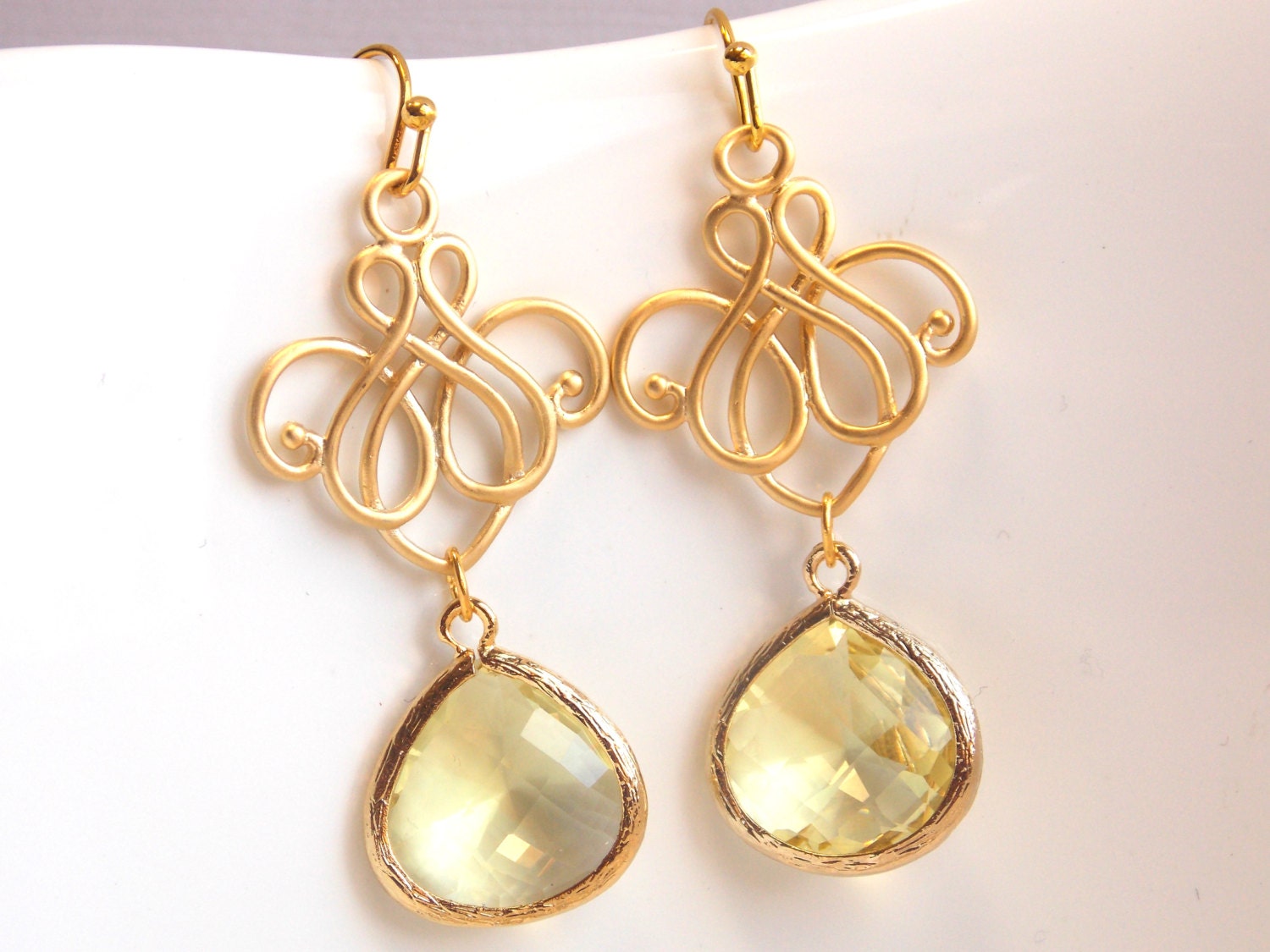 Gelbe Ohrringe, Citrin, Weiches Gelb, Gold, Baumeln, Tropfen, Lang, Brautjungfer Schmuck, Brautschmuck, Geschenk Gelbe Ohrringe, Citrin, Weiches Gelb, Gold, Baumeln, Tropfen, Lang, Brautjungfer Schmuck, Brautschmuck, Geschenk von mlejewelry
