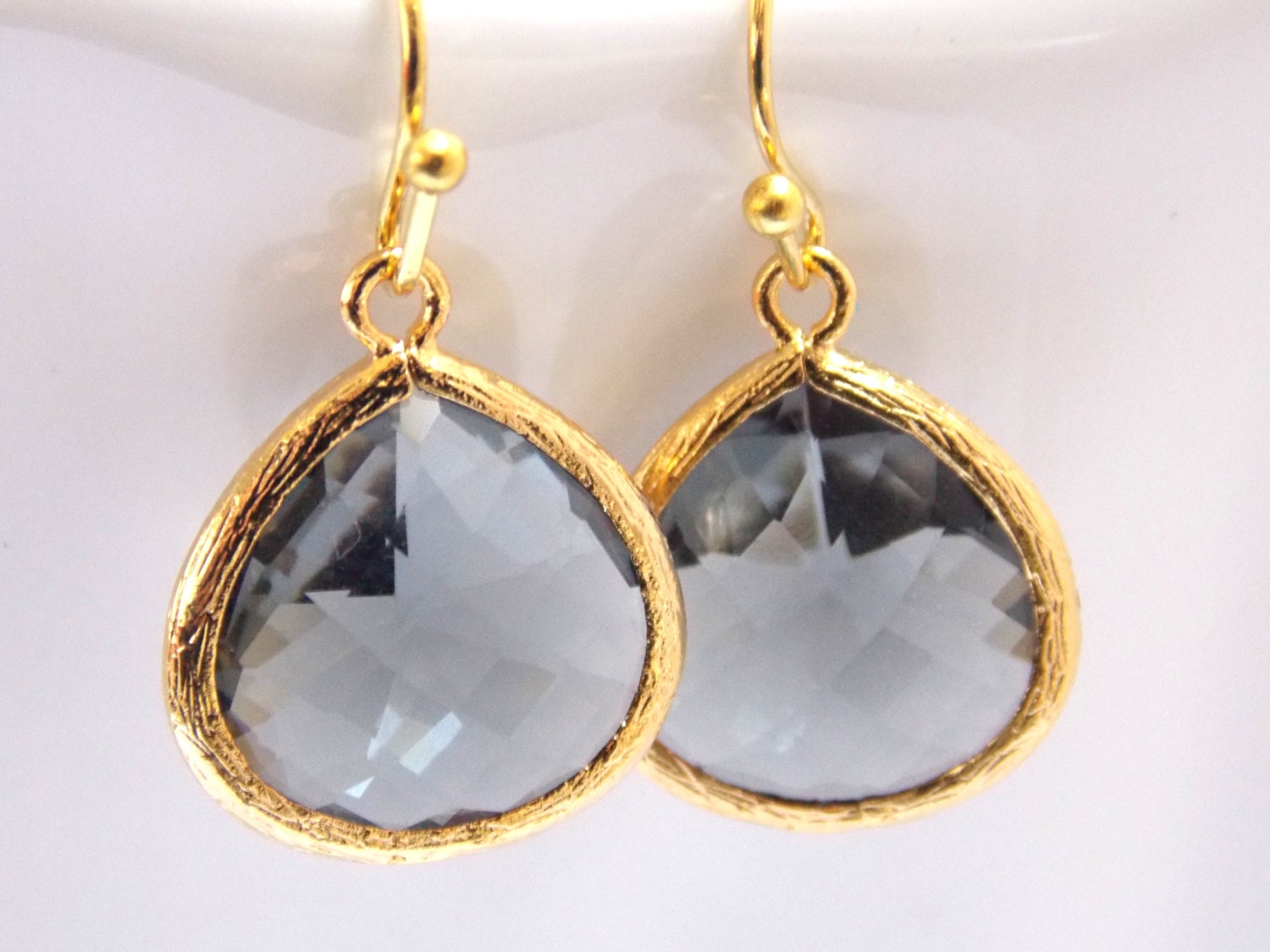 Glas Grau Ohrringe, Graue Gold Kohle Hochzeit, Brautjungfer Brautschmuck, Geschenke von mlejewelry