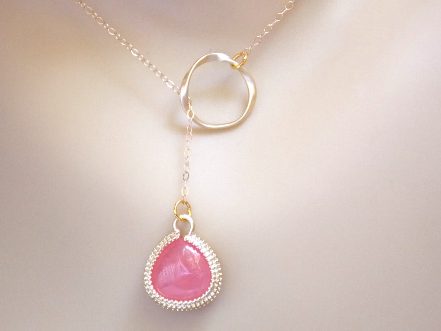 Glas Lariat Halskette, Koralle Anhänger, Pfirsich, Gold Gefüllt, Rosa, Grapefruit, Brautjungfer Geschenke Glas Lariat Halskette, Koralle Anhänger, Pfirsich, Gold Gefüllt, Rosa, Grapefruit, Brautjungfer Geschenke von mlejewelry