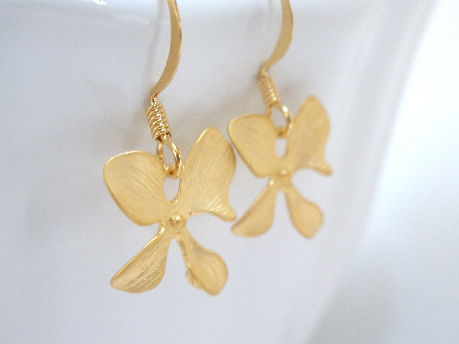 Gold Blumen Ohrringe, Matte Finished, Orchidee Vier Blütenblatt Blume, Hochzeiten, Brautjungfern Geschenke Gold Blumen Ohrringe, Matte Finished, Orchidee Vier Blütenblatt Blume, Hochzeiten, Brautjungfern Geschenke von mlejewelry