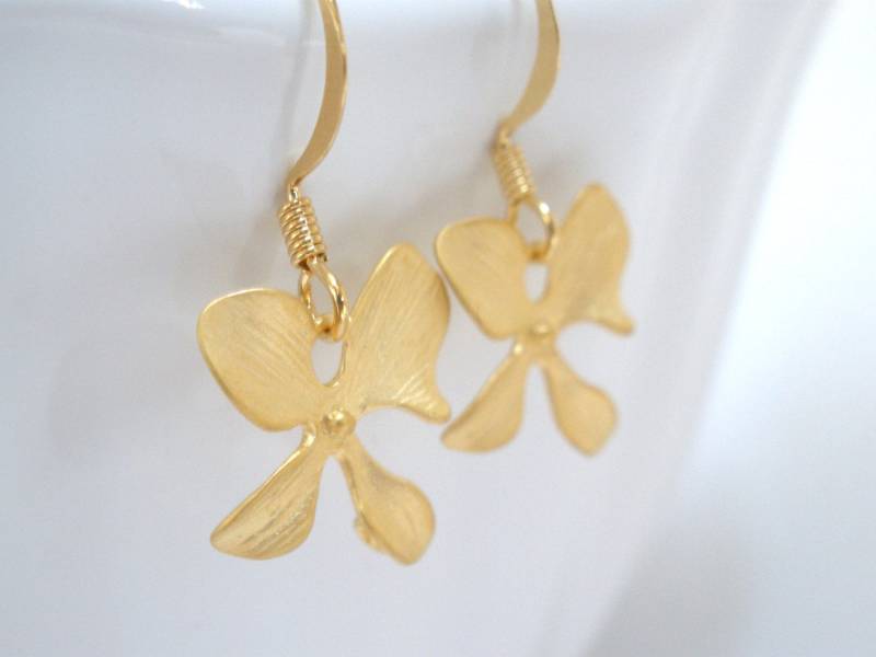 Gold Blumen Ohrringe, Matte Finished, Orchidee Vier Blütenblatt Blume, Hochzeiten, Brautjungfern Geschenke Gold Blumen Ohrringe, Matte Finished, Orchidee Vier Blütenblatt Blume, Hochzeiten, Brautjungfern Geschenke von mlejewelry