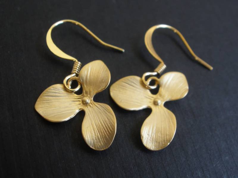 Gold Orchidee Ohrringe, Blumen Dreifachblüte, Matte Finish, Orchidee, Brautjungfern Geschenk von mlejewelry