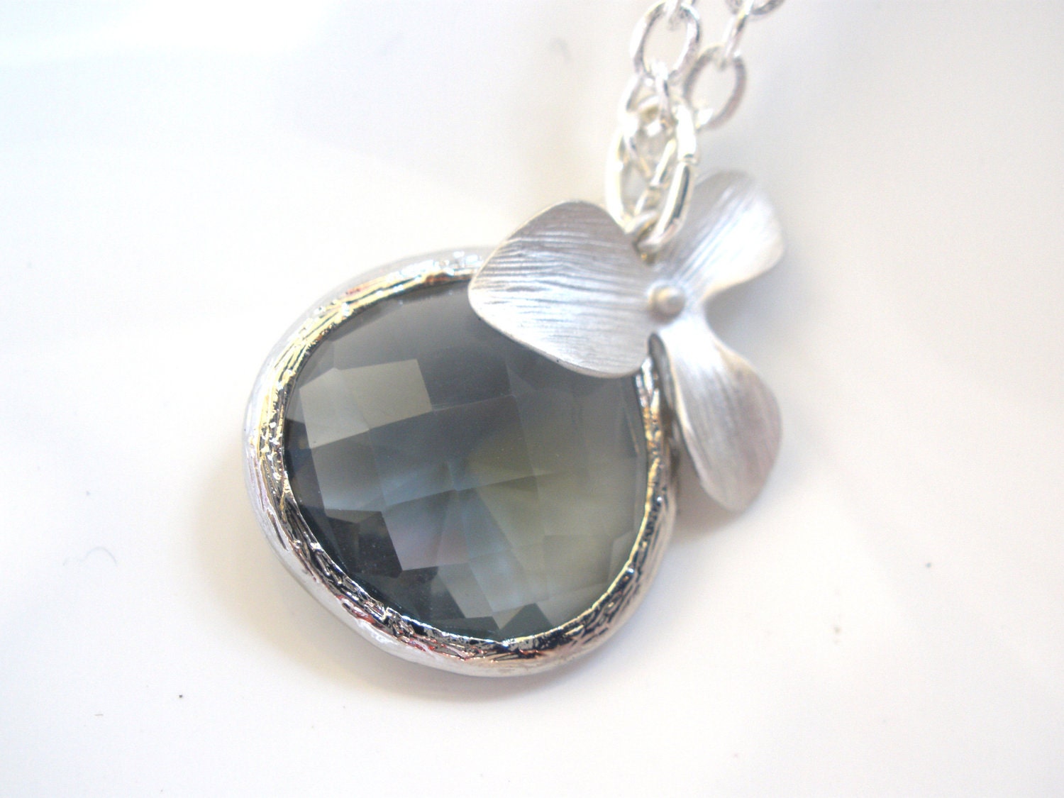 Graue Halskette, Graue Holzkohle Anhänger, Orchidee Silber Blume Brautjungfer Geschenk Graue Halskette, Graue Holzkohle Anhänger, Orchidee Silber Blume Brautjungfer Geschenk von mlejewelry