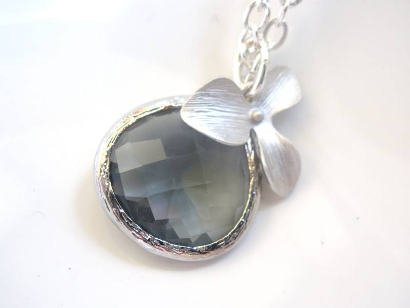 Graue Halskette, Graue Holzkohle Anhänger, Orchidee Silber Blume Brautjungfer Geschenk Graue Halskette, Graue Holzkohle Anhänger, Orchidee Silber Blume Brautjungfer Geschenk von mlejewelry