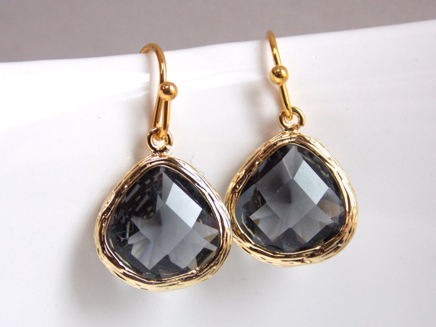 Graue Ohrringe, Glasohrringe, Kohle, Gold Grau, Silber, Brautjungfer Braut Ohrringe Schmuck, Geschenke Graue Ohrringe, Glasohrringe, Kohle, Gold Grau, Silber, Brautjungfer Braut Ohrringe Schmuck, Geschenke von mlejewelry