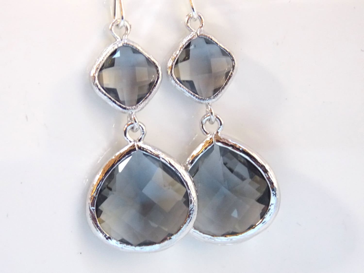 Graue Ohrringe, Grau, Kohle, Silber, Baumeln, Glas, Tropfen, Hochzeitsschmuck, Brautjungfer Schmuck, Geschenke, Lang Graue Ohrringe, Grau, Kohle, Silber, Baumeln, Glas, Tropfen, Hochzeitsschmuck, Brautjungfer Schmuck, Geschenke, Lang von mlejewelry