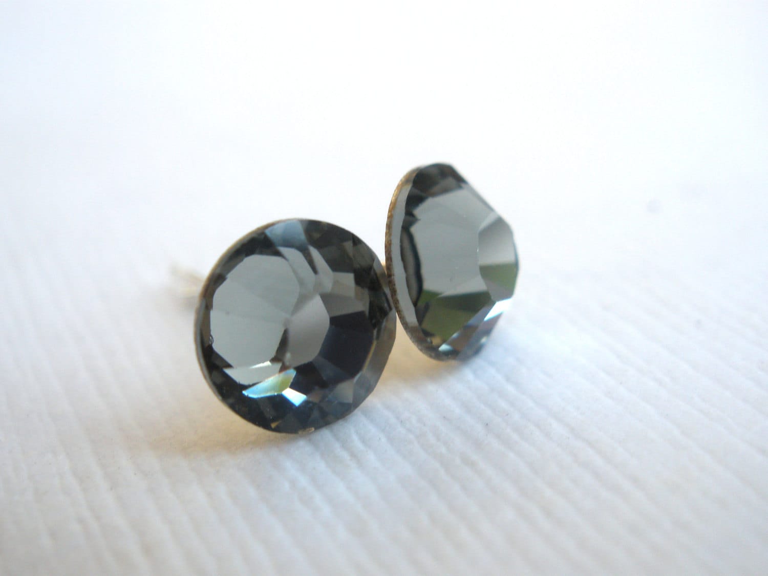 Graue Ohrstecker, Kristall Ohrringe, Silber Post Swarovski-Kristall, Schwarze Diamant-Farbe, Kohle, Hochzeiten, Brautjungfer Ohrringe Graue Ohrstecker, Kristall Ohrringe, Silber Post Swarovski-Kristall, Schwarze Diamant-Farbe, Kohle, Hochzeiten, Brautjungfer Ohrringe von mlejewelry