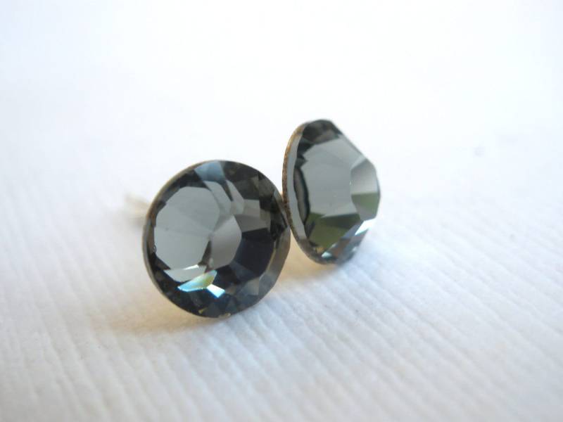 Graue Ohrstecker, Kristall Ohrringe, Silber Post Swarovski-Kristall, Schwarze Diamant-Farbe, Kohle, Hochzeiten, Brautjungfer Ohrringe Graue Ohrstecker, Kristall Ohrringe, Silber Post Swarovski-Kristall, Schwarze Diamant-Farbe, Kohle, Hochzeiten, Brautjungfer Ohrringe von mlejewelry