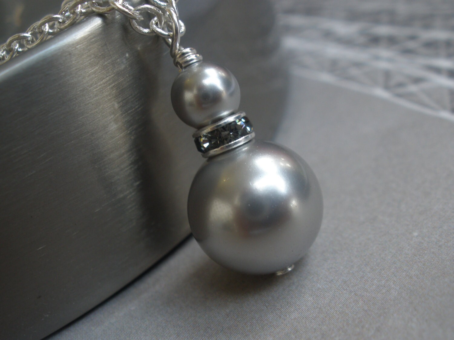 Graue Perlenkette, Halskette, Swarovski Perlen Anhänger, Kristall Strass, Silber, Grauer Brautjungfern Geschenke, Halskette Graue Perlenkette, Halskette, Swarovski Perlen Anhänger, Kristall Strass, Silber, Grauer Brautjungfern Geschenke, Halskette von mlejewelry