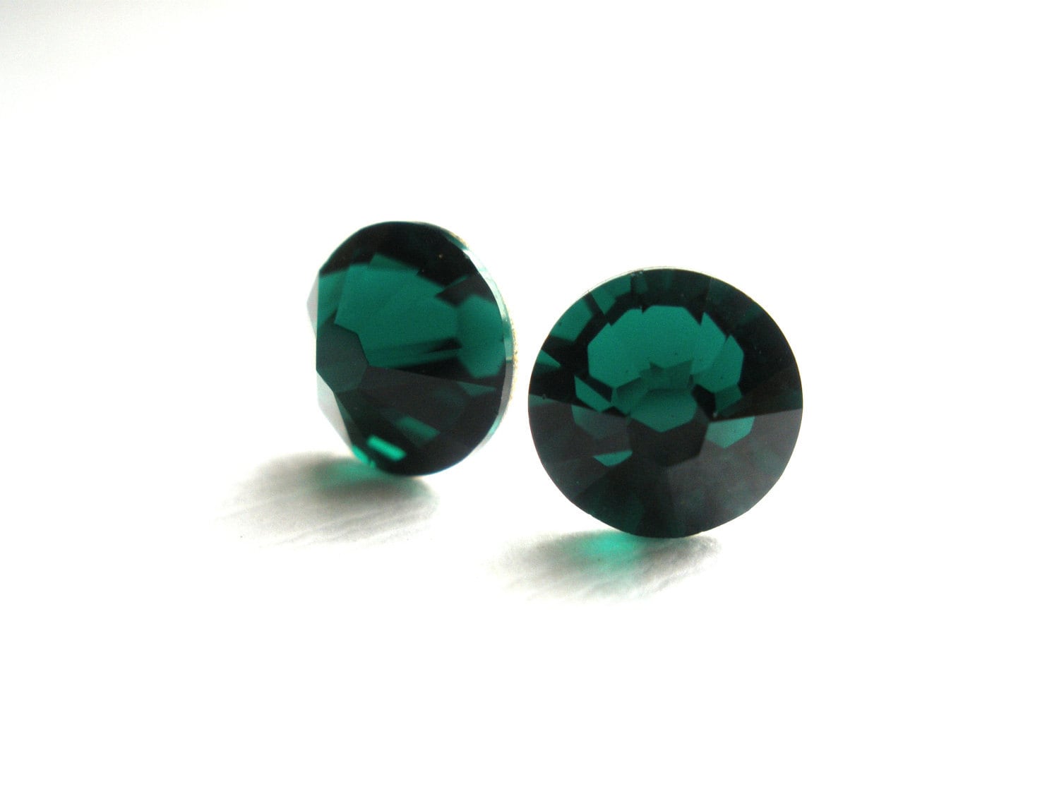 Grüner Kristall Ohrstecker Smaragd Ohrringe, Grüne Ohrstecker, Swarovski-Kristall, Brautjungfer Geschenke, Post Ohrringe Grüner Kristall Ohrstecker Smaragd Ohrringe, Grüne Ohrstecker, Swarovski-Kristall, Brautjungfer Geschenke, Post Ohrringe von mlejewelry