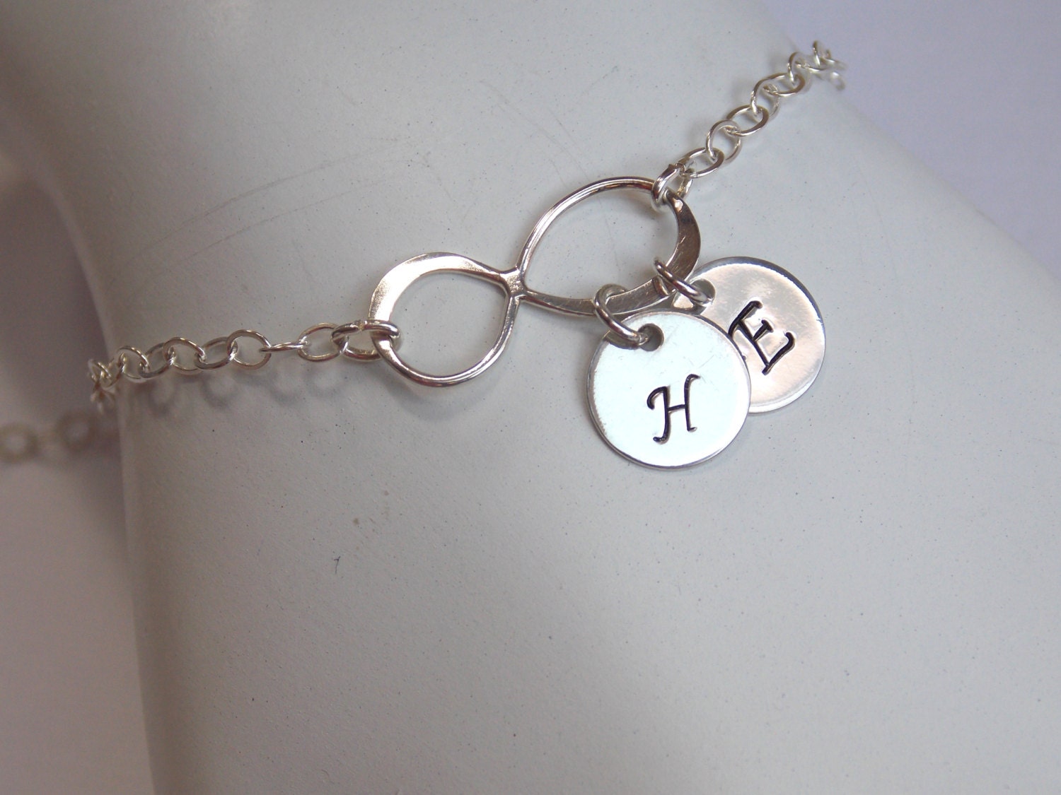 Infinity Initial Armband, Charm, Sterling Silber Scheibe, Scheiben, Mama Geschenk, Freund, Brautjungfer Geschenke, Personalisierter Schmuck, Ewigkeit Infinity Initial Armband, Charm, Sterling Silber Scheibe, Scheiben, Mama Geschenk, Freund, Brautjungfer Geschenke, Personalisierter Schmuck, Ewigkeit von mlejewelry