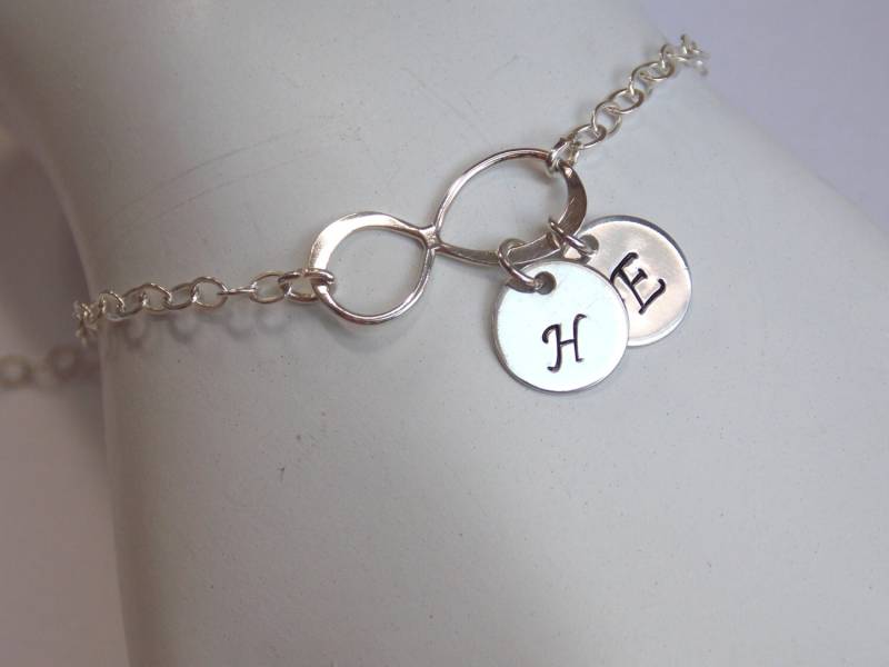 Infinity Initial Armband, Charm, Sterling Silber Scheibe, Scheiben, Mama Geschenk, Freund, Brautjungfer Geschenke, Personalisierter Schmuck, Ewigkeit Infinity Initial Armband, Charm, Sterling Silber Scheibe, Scheiben, Mama Geschenk, Freund, Brautjungfer Geschenke, Personalisierter Schmuck, Ewigkeit von mlejewelry