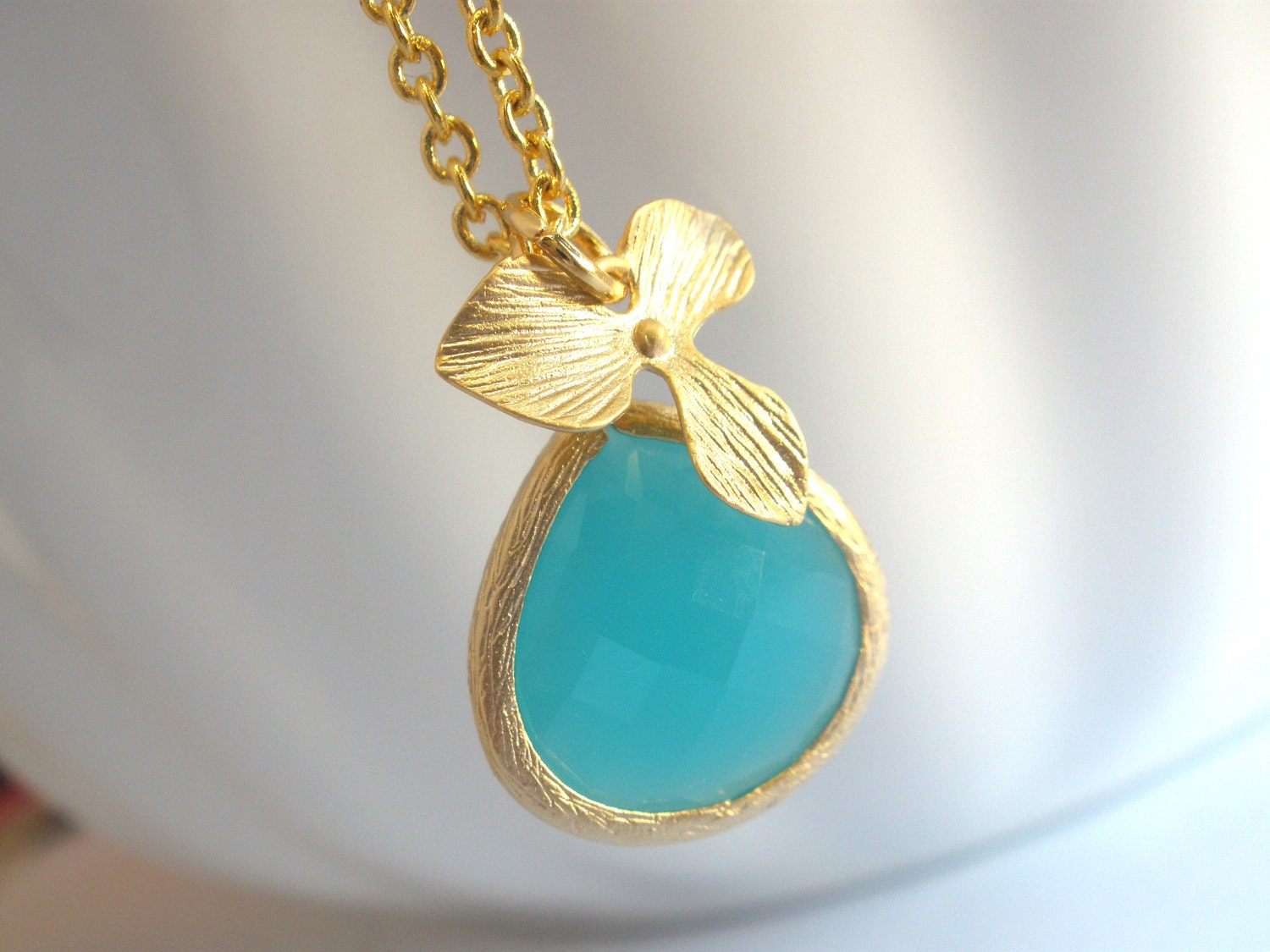 Mint, Mint Blue Ocean, Aqua Kette, Hellblau Blau, Gold Orchidee Blume Halskette, Glas-Halskette, Matt Mint, Mint Blue Ocean, Aqua Kette, Hellblau Blau, Gold Orchidee Blume Halskette, Glas-Halskette, Matt von mlejewelry