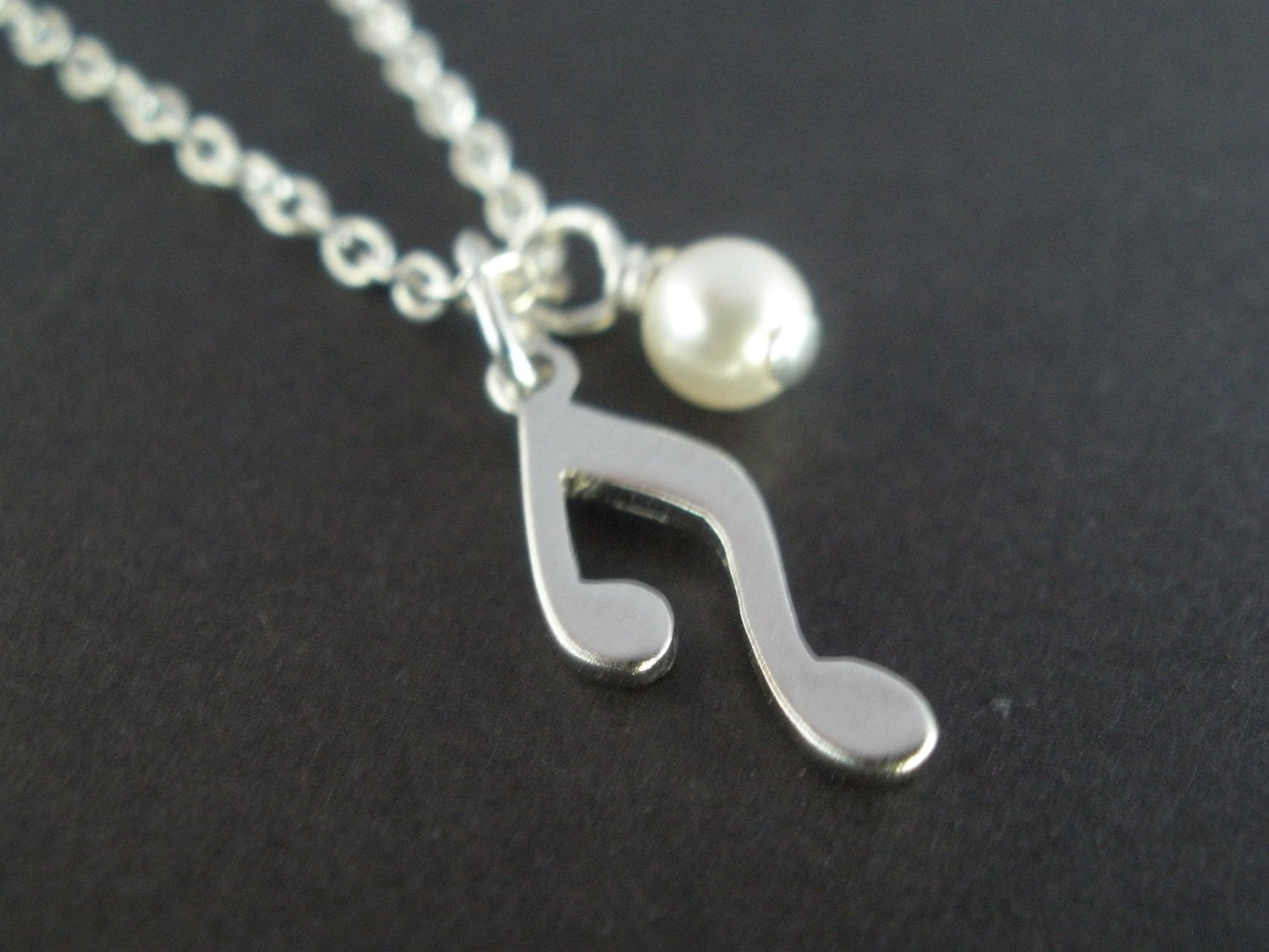 Musik Hinweis, Hinweis Charme, Schmuck, Silber Kette, Weiße Perlen, Perlenkette, Zierliche Halskette, Geschenk Musik Hinweis, Hinweis Charme, Schmuck, Silber Kette, Weiße Perlen, Perlenkette, Zierliche Halskette, Geschenk von mlejewelry