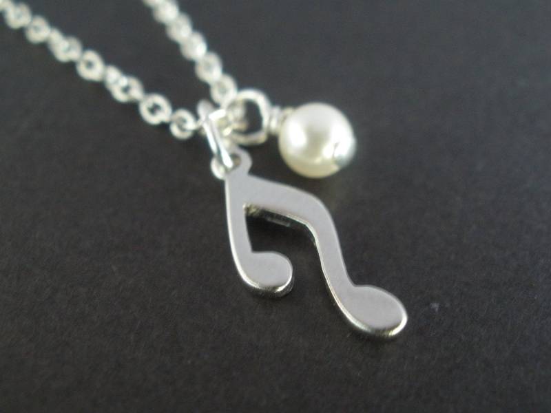 Musik Hinweis, Hinweis Charme, Schmuck, Silber Kette, Weiße Perlen, Perlenkette, Zierliche Halskette, Geschenk Musik Hinweis, Hinweis Charme, Schmuck, Silber Kette, Weiße Perlen, Perlenkette, Zierliche Halskette, Geschenk von mlejewelry