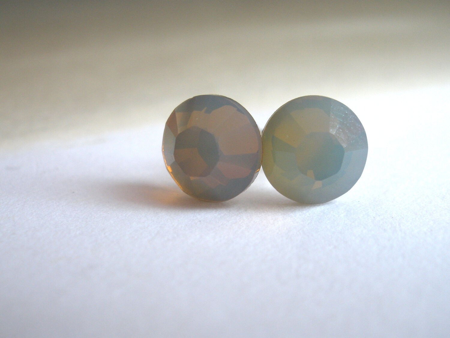 Opal Ohrstecker, Kristall Ohrringe, Zinn, Swarovski Kristall, Grau Versilbert, Opalisierend, Brautjungfer Geschenke Opal Ohrstecker, Kristall Ohrringe, Zinn, Swarovski Kristall, Grau Versilbert, Opalisierend, Brautjungfer Geschenke von mlejewelry