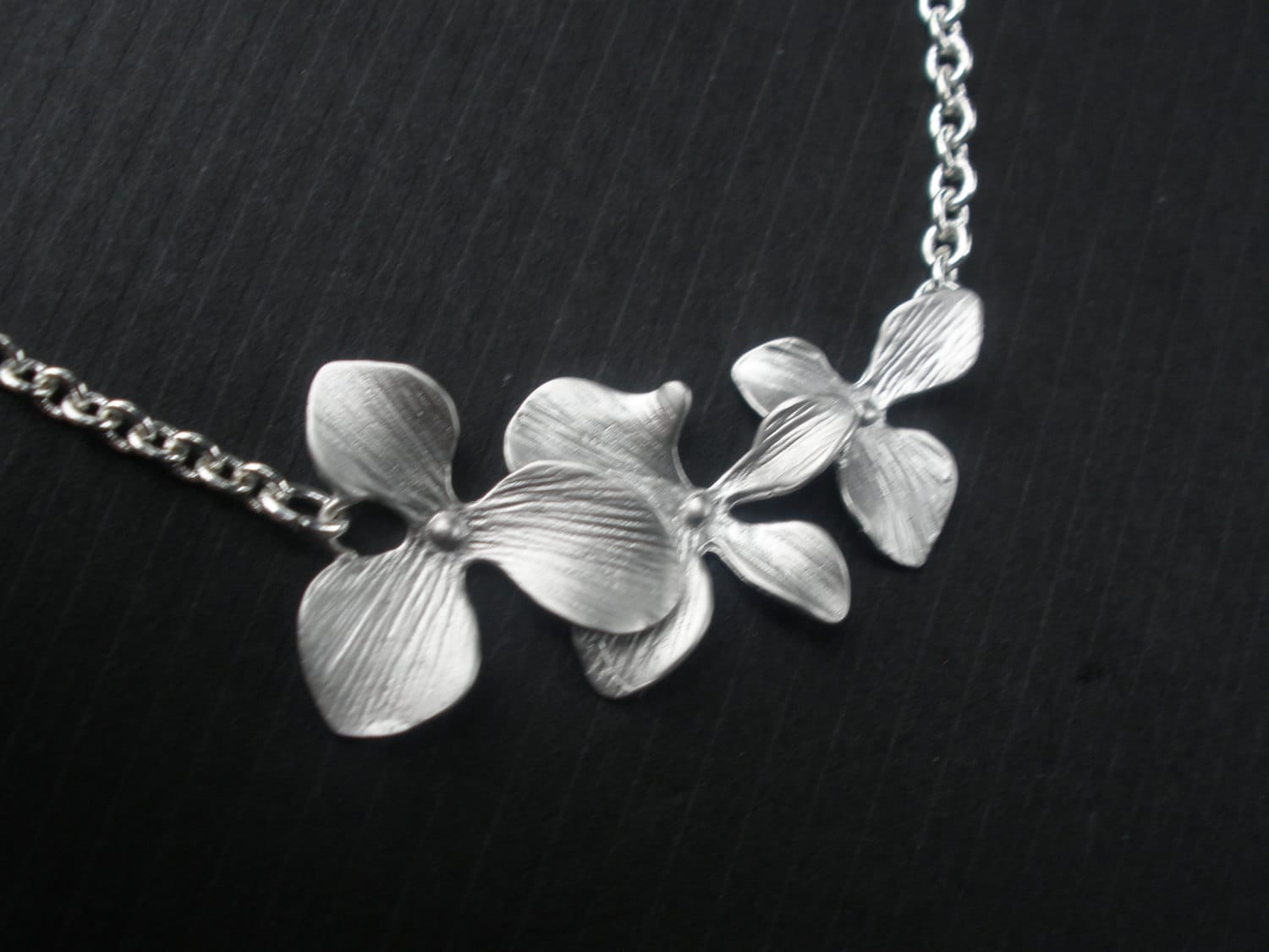 Orchidee Blume Halskette, Matte Silber Blume, Brautjungfer Brautjungfern Geschenke, Braut Orchidee Blume Halskette, Matte Silber Blume, Brautjungfer Brautjungfern Geschenke, Braut von mlejewelry