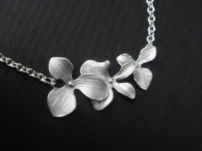 Orchidee Blume Halskette, Matte Silber Blume, Brautjungfer Brautjungfern Geschenke, Braut Orchidee Blume Halskette, Matte Silber Blume, Brautjungfer Brautjungfern Geschenke, Braut von mlejewelry