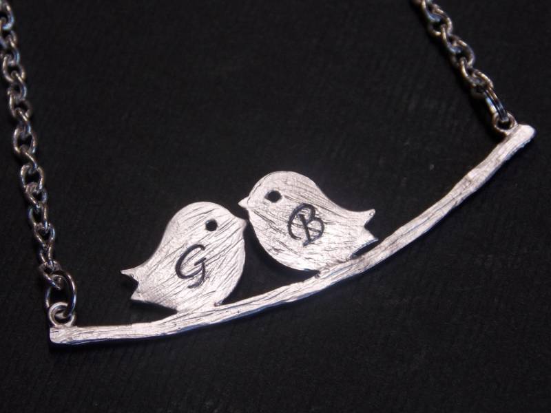 Personalisierte Halskette, Silber Vogel Zwei Vögel Auf Zweig, Initialen, Initial, Spatz, Anhänger, Zwillinge, Mutter Geschenk Personalisierte Halskette, Silber Vogel Zwei Vögel Auf Zweig, Initialen, Initial, Spatz, Anhänger, Zwillinge, Mutter Geschenk von mlejewelry