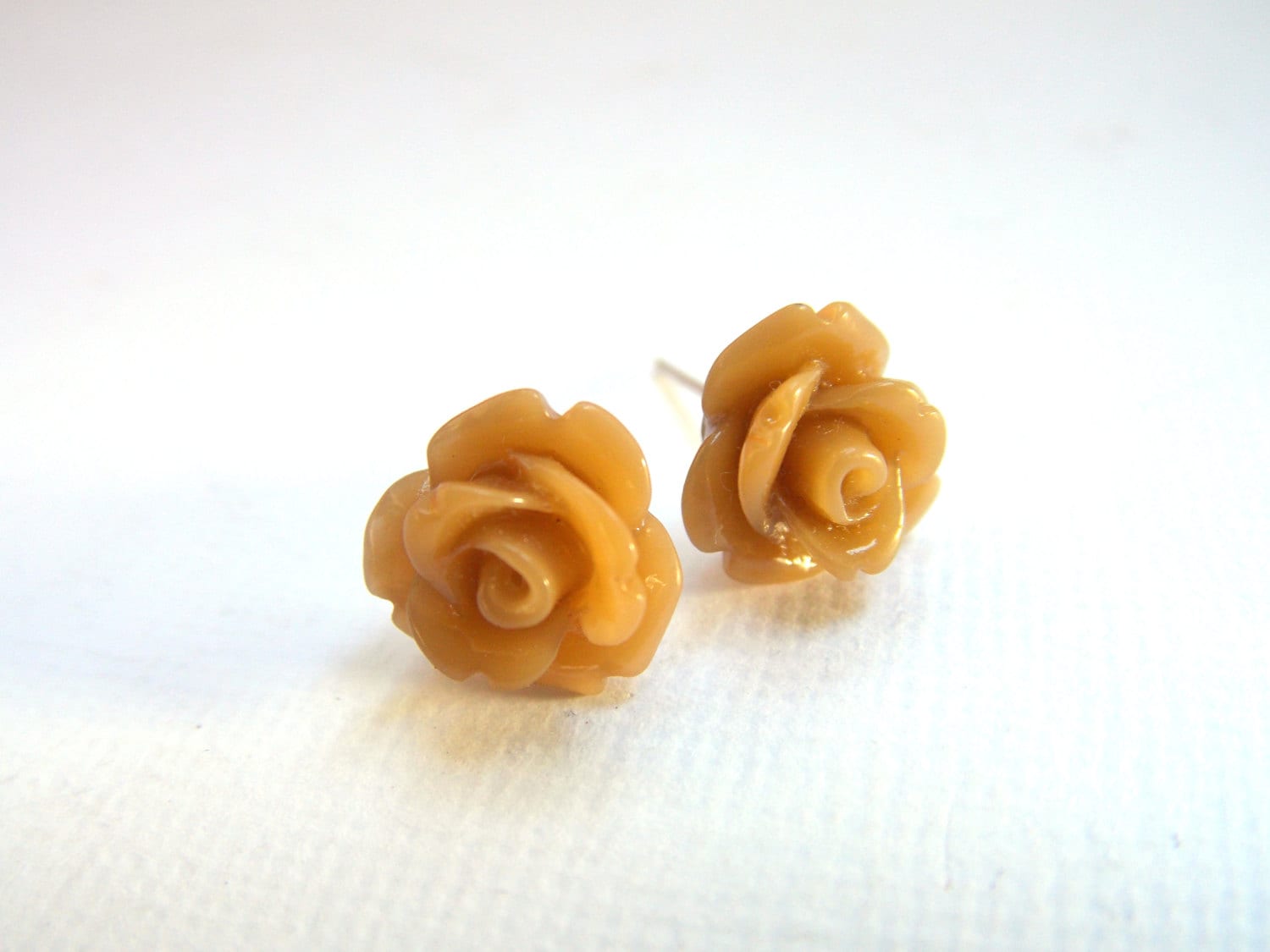 Rose Ohrringe, Tan, Hellbraune Blume Ohrstecker, Brautjungfer Geschenke Rose Ohrringe, Tan, Hellbraune Blume Ohrstecker, Brautjungfer Geschenke von mlejewelry