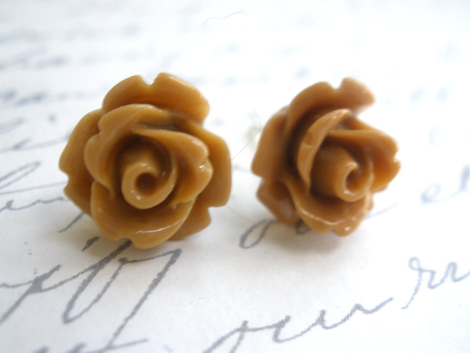 Rose Ohrstecker, Blume Post Ohrringe, Harz Petite Cabochon, Karamell, Tan, Braun, Hellbraun, Silber Vergoldet Rose Ohrstecker, Blume Post Ohrringe, Harz Petite Cabochon, Karamell, Tan, Braun, Hellbraun, Silber Vergoldet von mlejewelry