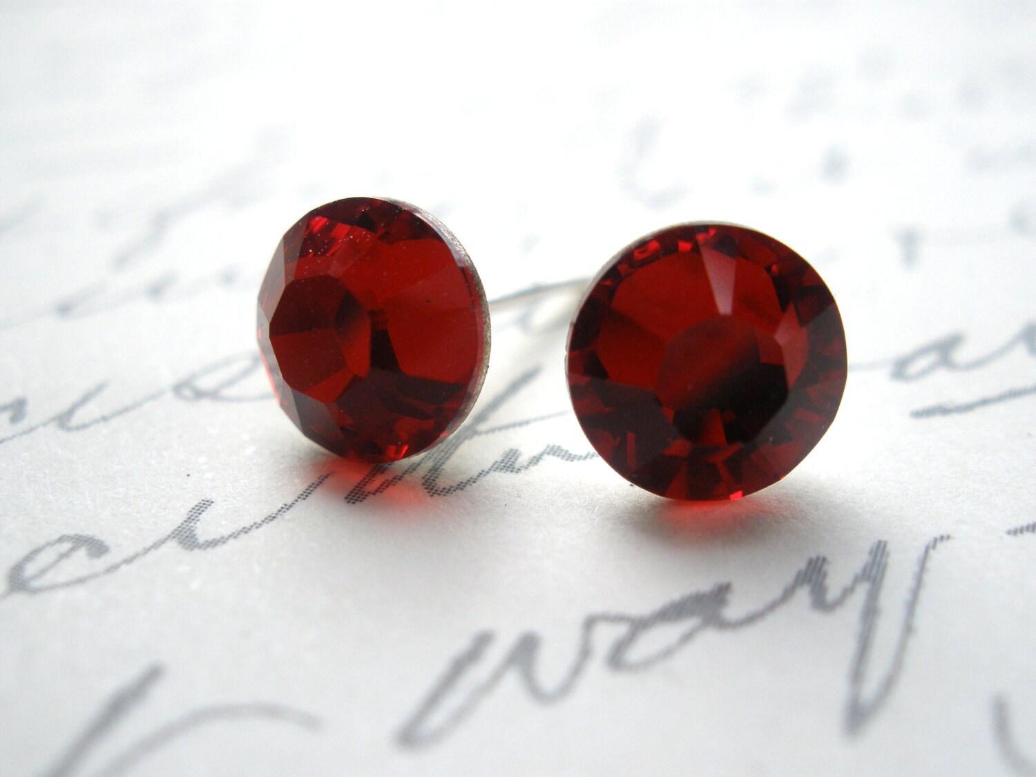 Rote Ohrstecker, Post Rote Ohrringe, Scharlach, Swarovski-Kristall, Siam Farbe, Hochzeiten, Brautjungfer Geschenke Rote Ohrstecker, Post Rote Ohrringe, Scharlach, Swarovski-Kristall, Siam Farbe, Hochzeiten, Brautjungfer Geschenke von mlejewelry