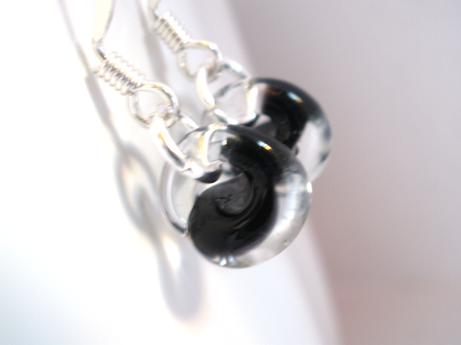 Schwarz Schwarz Glasohrringe, Murano Ohrringe, Tear Drop Jet, Zierliche Schwarze Ohrringe Schwarz Schwarz Glasohrringe, Murano Ohrringe, Tear Drop Jet, Zierliche Schwarze Ohrringe von mlejewelry